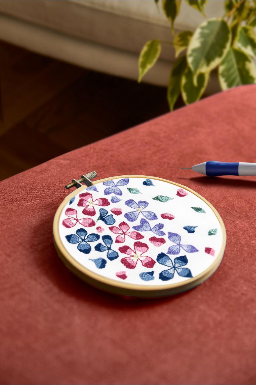 Kit Punch Needle Pétales d'Hortensia par Nathalie Weinzaepflen DMC